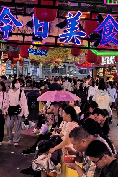 觀音橋商圈好吃街游客們品嘗美食。潘珍凈攝