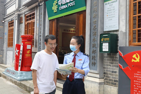 近日，城口縣“巴山稅務(wù)急先鋒”宣傳服務(wù)隊(duì)前往當(dāng)?shù)馗鬣]政網(wǎng)點(diǎn)，向群眾講解發(fā)票代開(kāi)流程。重慶市稅務(wù)局供圖