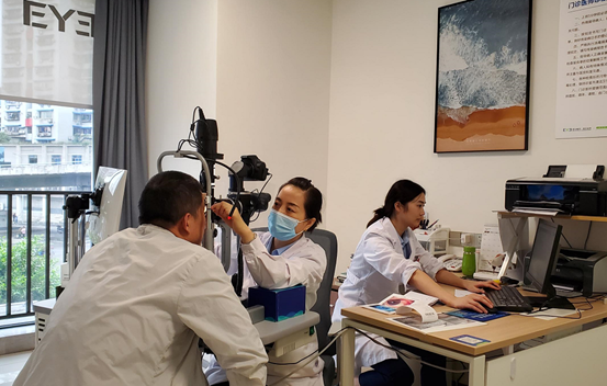 劉健娣為干眼患者診治。重慶南坪愛爾眼科醫(yī)院供圖
