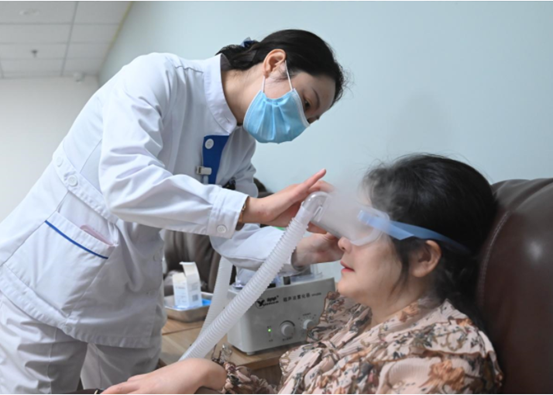 干眼理療。重慶南坪愛爾眼科醫(yī)院供圖