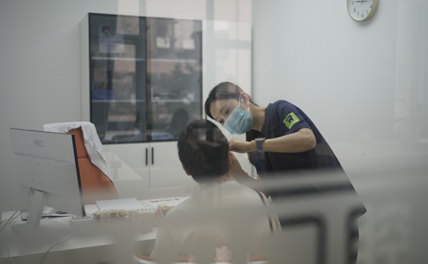 醫(yī)生看診中。重慶德貝口腔供圖