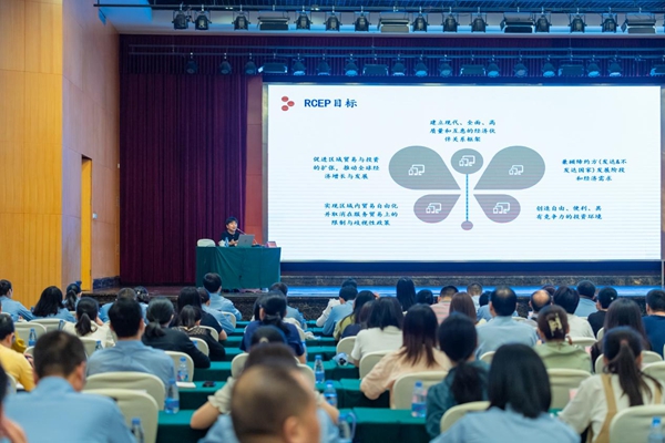 近日，重慶市稅務(wù)局“渝稅通”大講堂開(kāi)講，服務(wù)渝企搶灘國(guó)外市場(chǎng)。杜超攝