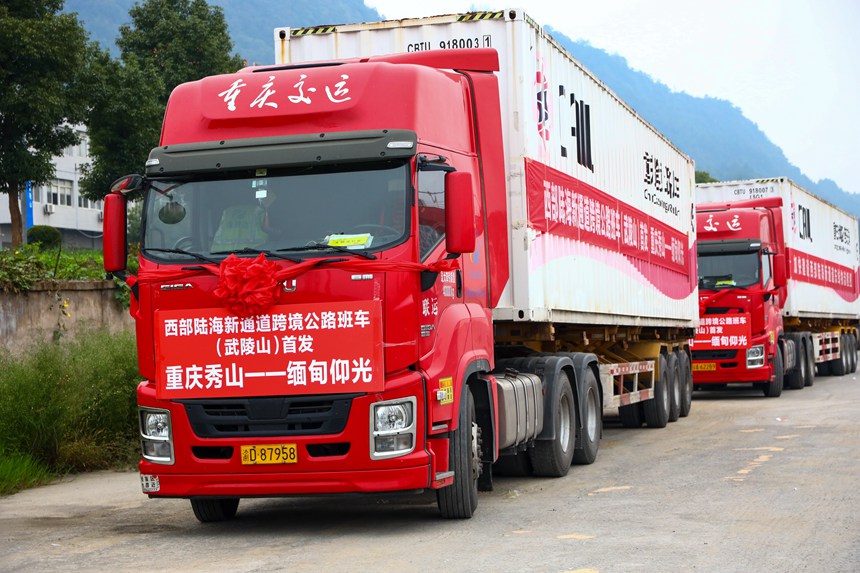 10月12日，整裝待發(fā)的中緬公路班車。黃圯攝