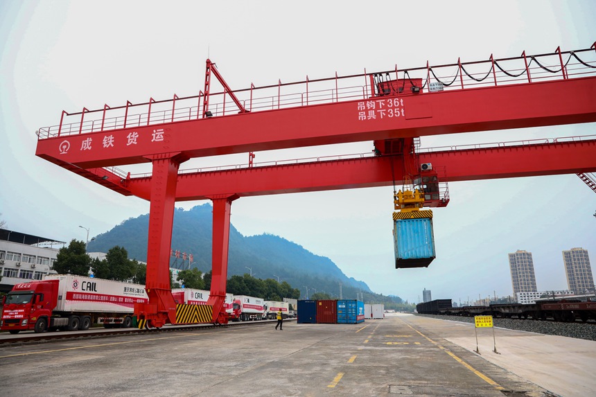 10月12日，秀山站貨場(chǎng)內(nèi)龍門吊正在吊裝集裝箱。黃圯攝