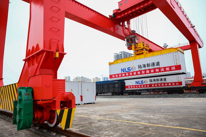 10月12日，秀山站貨場內(nèi)龍門吊正在吊裝西部陸海新通道集裝箱。黃圯攝