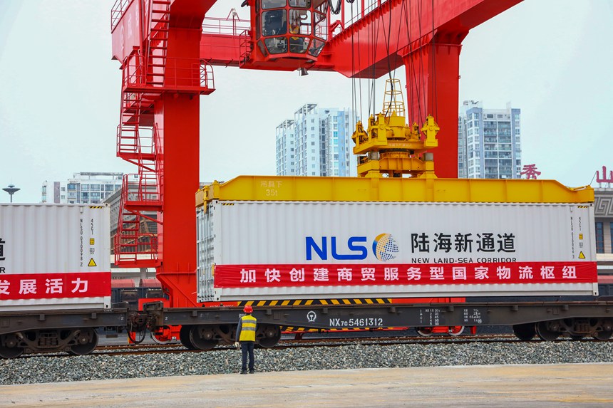 10月12日，秀山站貨場(chǎng)內(nèi)，作業(yè)人員正在盯控龍門吊進(jìn)行吊裝作業(yè)。黃圯攝