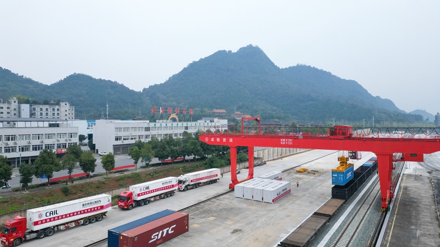 10月12日，秀山站貨場(chǎng)內(nèi)，龍門吊正在將集裝箱吊裝至列車上。黃圯攝