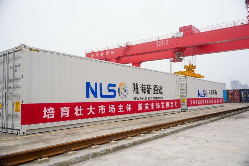 10月12日，陳列在貨場等待吊裝的西部陸海新通道集裝箱。黃圯攝