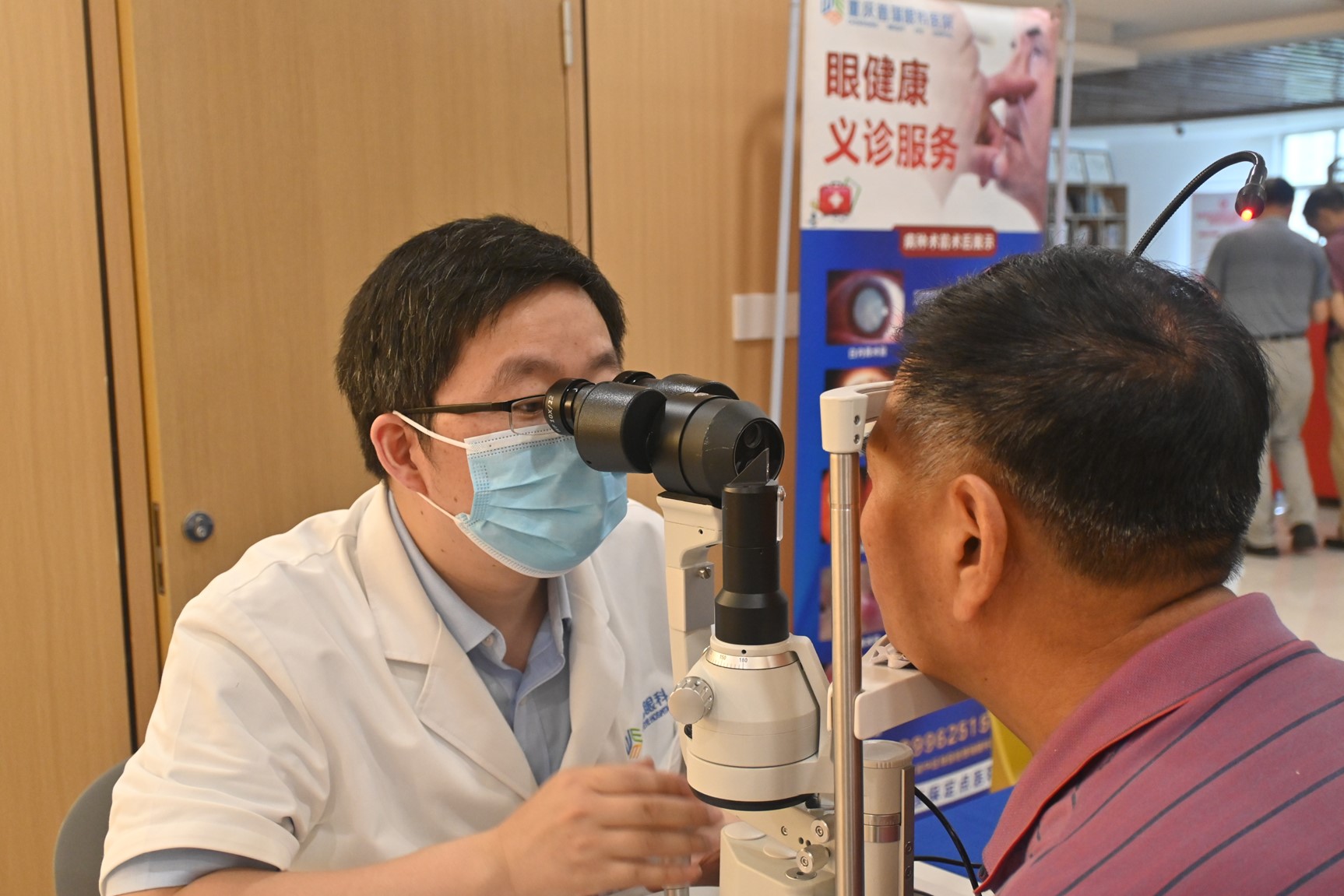 徐奎峰為患者檢查眼睛情況。重慶普瑞眼科醫(yī)院供圖