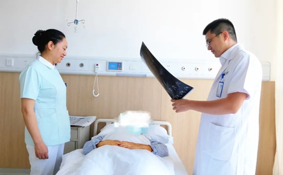 陳賢明和護(hù)士長(zhǎng)楊柳查房中。重慶西區(qū)醫(yī)院供圖