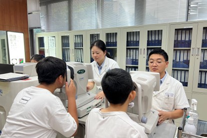 視力檢查。重慶普瑞眼科醫(yī)院供圖