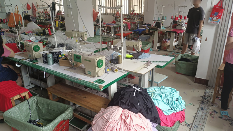 制作假冒偽劣服飾的黑工廠。巴南區(qū)公安分局供圖