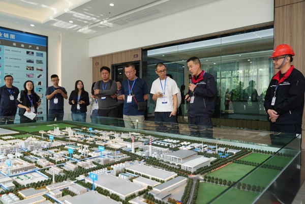 10月17日，在“解碼‘小巨人’——專精特新看中國(guó)”網(wǎng)上主題宣傳（重慶站）活動(dòng)中，多家媒體記者來到重慶華峰新材料產(chǎn)業(yè)園，了解企業(yè)創(chuàng)新發(fā)展情況。郭睿攝