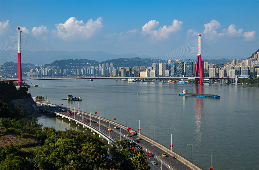 長江萬州段再現(xiàn)高峽平湖壯美景觀。冉孟軍攝