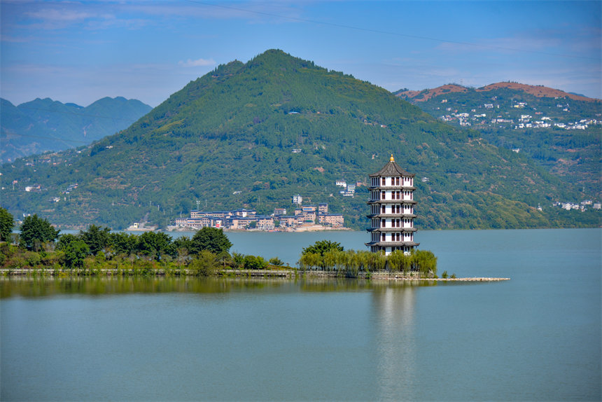 長江萬州段再現(xiàn)高峽平湖壯美景觀。付作僑攝