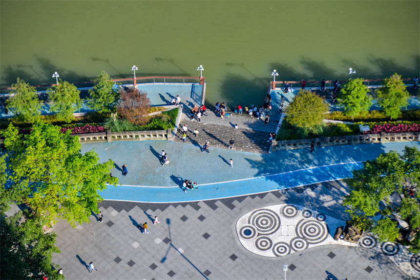 市民和游客紛紛來到江岸，欣賞蓄水帶來的平湖美景。付作嬌攝