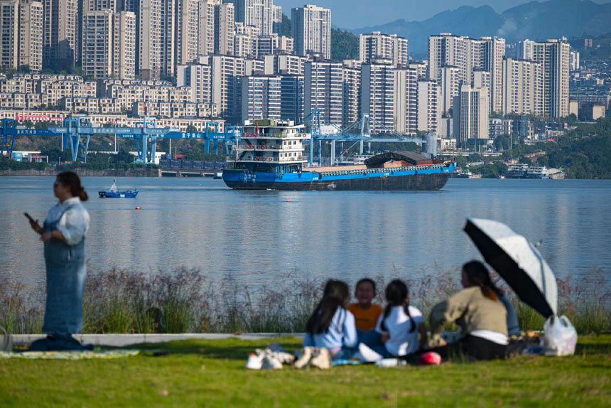 市民和游客紛紛來到江岸，欣賞蓄水帶來的平湖美景。冉孟軍攝