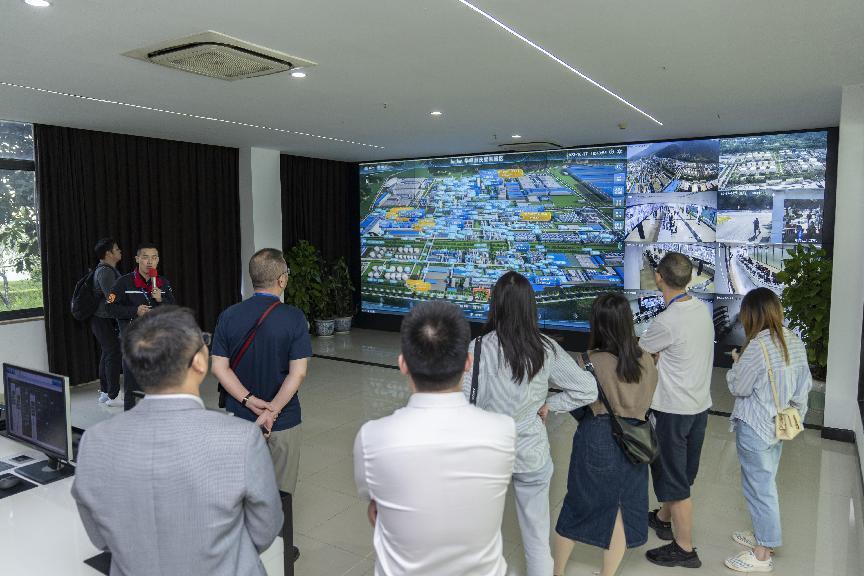 10月17日，在“解碼‘小巨人’——專精特新看中國(guó)”網(wǎng)上主題宣傳（重慶站）活動(dòng)中，媒體記者來到重慶華峰新材料產(chǎn)業(yè)園，了解企業(yè)創(chuàng)新發(fā)展情況。郭睿攝