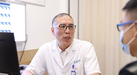 蔣曉江看診。重慶西區(qū)醫(yī)院供圖