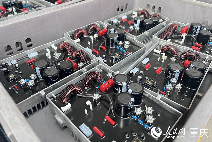 瑜欣電子生產(chǎn)的變流器。人民網(wǎng)記者 胡虹攝