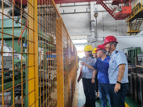 沙坪壩區(qū)稅務人員來到重慶紅旗彈簧有限公司車間，了解生產工藝流程，宣講稅費優(yōu)惠政策。王海渝攝