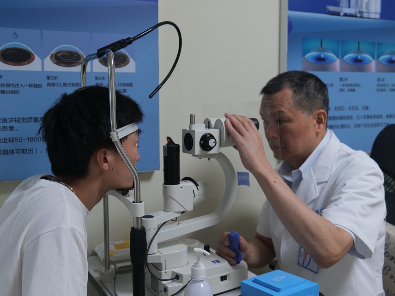 范光忠為患者檢查眼部情況。重慶普瑞眼科醫(yī)院供圖