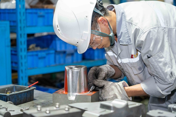 重慶江津東科模具車(chē)間。耿駿宇攝