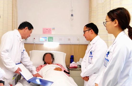 于學軍教授團隊查房。重慶西區(qū)醫(yī)院供圖