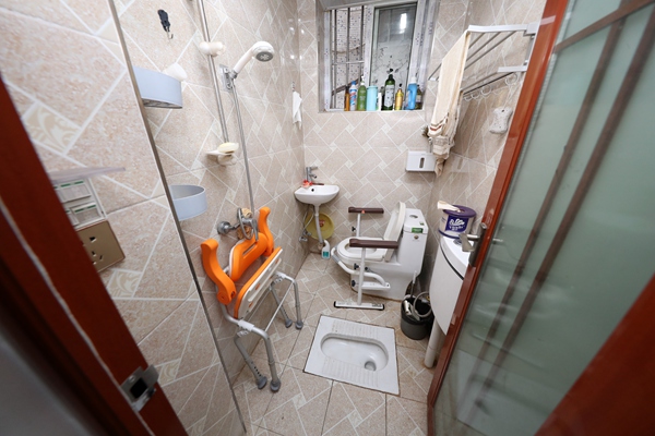 沙坪壩區(qū)居家適老化改造，為腿腳不便的空巢老人改造衛(wèi)生間。重慶市民政局供圖