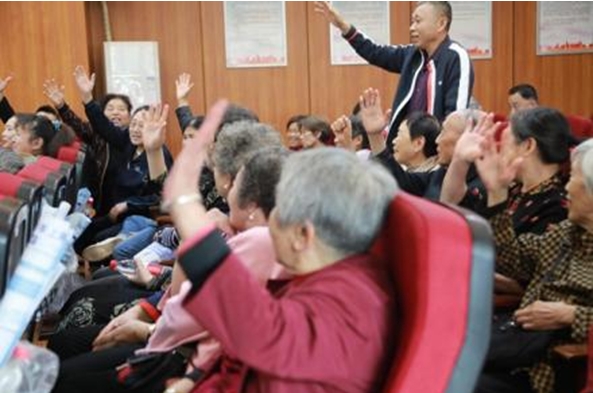 社區(qū)居民在講堂互動(dòng)。重慶市反詐騙中心供圖