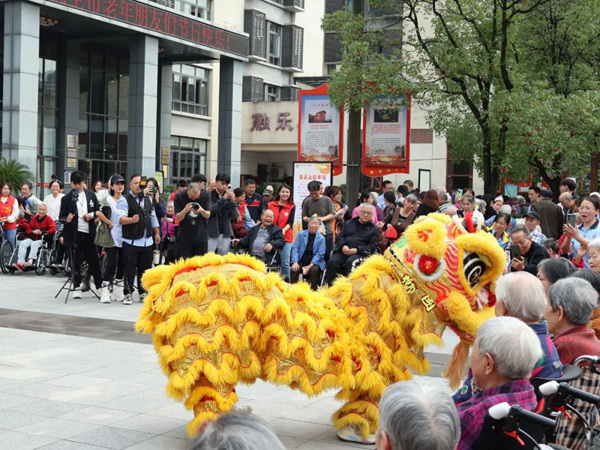 重慶理工大學(xué)的學(xué)生們?yōu)槔先藥硇血{表演。重慶市第一社會福利院供圖