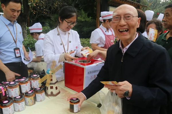 老人們參與游戲抽獎。重慶市第一社會福利院供圖