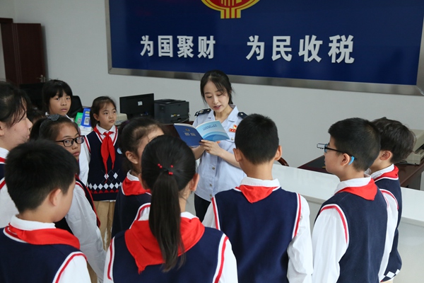 活動(dòng)中，開(kāi)州區(qū)稅務(wù)人員與同學(xué)們互動(dòng)。趙詩(shī)琪攝