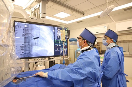 耿召華（左）為患者進(jìn)行手術(shù)。重慶手術(shù)醫(yī)院供圖