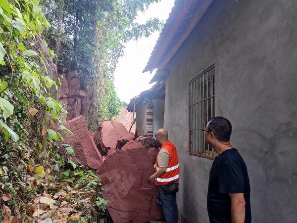 《立即行動(dòng)》。9月12日，永川區(qū)規(guī)劃自然資源局收到大安鎮(zhèn)提供的地災(zāi)災(zāi)情信息，立即組織駐守地質(zhì)專家趕赴現(xiàn)場(chǎng)開展調(diào)查，確保人員撤離現(xiàn)場(chǎng)，并提出了搬遷避讓的應(yīng)急處置建議。黃 捷 攝