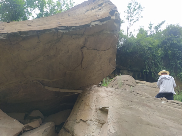 《渺小，但不膽小》。9月3日，在云陽縣普安鄉(xiāng)姚平村，107地質(zhì)隊駐守地質(zhì)工程師姜雙桃在長江支流磨刀溪兩岸的陡壁上詳實記錄危巖情況。李明亮攝