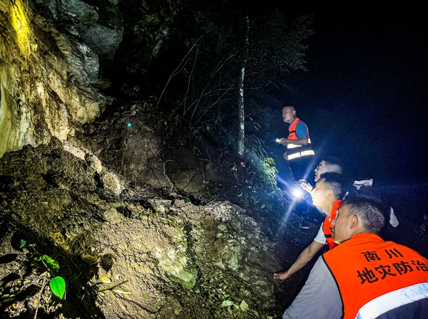 《守護(hù)安全的點(diǎn)點(diǎn)“星光”》。9月20日，南川區(qū)地環(huán)站會(huì)同蜀通公司駐守工程師秦朝楊、冉林到大有鎮(zhèn)學(xué)堂垻危巖點(diǎn)開(kāi)展雨前夜巡，漆黑的山路上，大家打著手電筒仔細(xì)查看，不放過(guò)每一處細(xì)小隱患。張旭攝