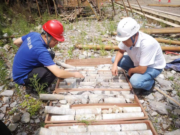 《同商議共解決》。在合川三匯鎮(zhèn)木姚路邊坡應(yīng)急勘查項(xiàng)目上，通過通過觀察巖心等手段確定危巖崩塌的治理措施。孫煜攝