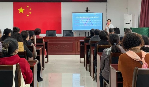 梁亞東進行科普講座。重慶迪邦皮膚病醫(yī)院供圖