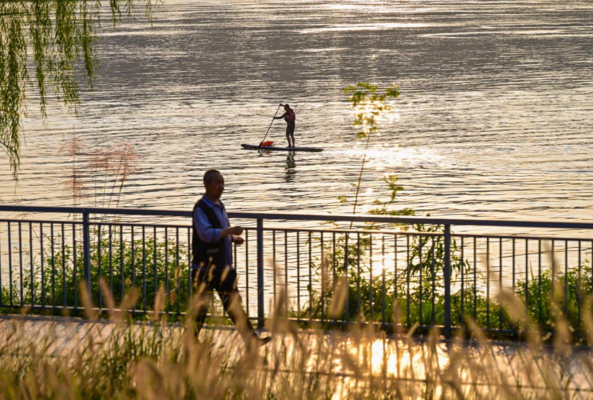 南岸區(qū)大魚海棠公園，市民在濱江步道漫步。郭旭攝