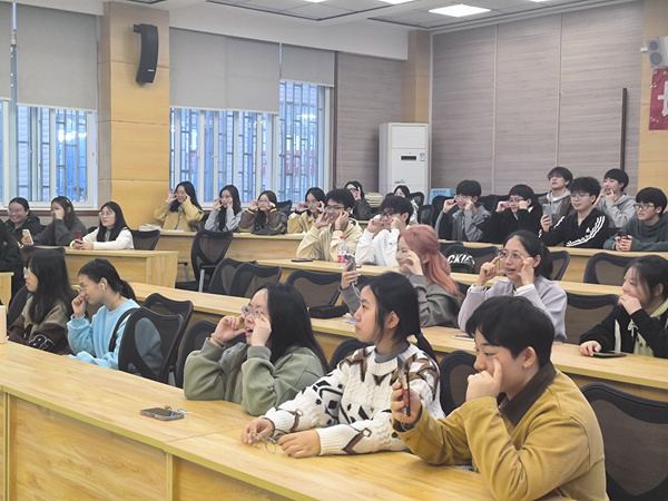 學(xué)生在老師的指導(dǎo)下練習(xí)微笑。主辦方供圖。