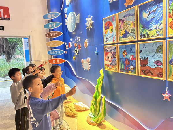 孩子們討論“積極心理學(xué)之天空”場景