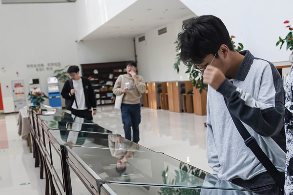 師生參觀茶文獻。西南大學(xué)供圖