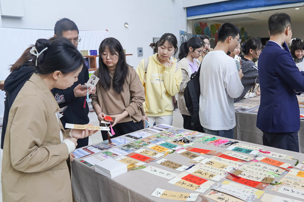 學(xué)生參與書法體驗，領(lǐng)取手作書簽。西南大學(xué)供圖