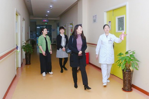 顏耀華參觀醫(yī)院。重慶安琪兒婦產(chǎn)醫(yī)院供圖