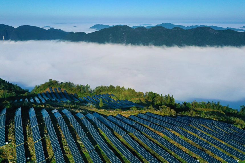 重慶市黔江區(qū)麒麟蓋光伏發(fā)電站群貌。楊敏攝