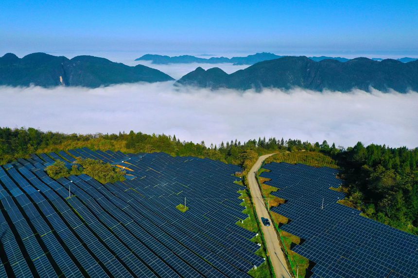 重慶市黔江區(qū)麒麟蓋光伏發(fā)電站群貌。楊敏攝