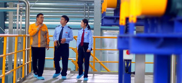 潼南區(qū)稅務(wù)人員走訪重慶檬泰生物科技有限公司，講解稅收優(yōu)惠政策，解答企業(yè)涉稅疑問(wèn)。彭廣健攝