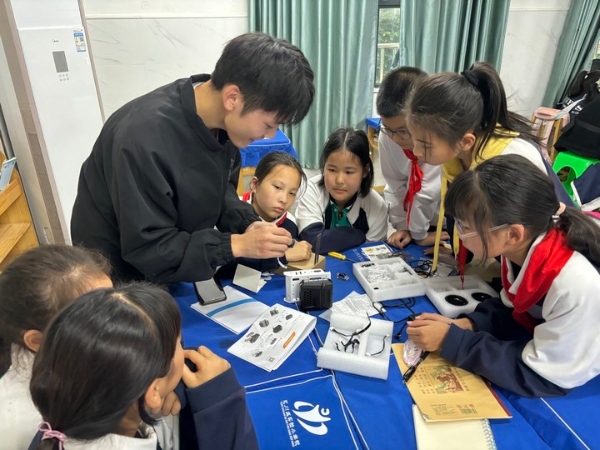 重慶文理學(xué)院人工智能學(xué)院的“X導(dǎo)師”帶領(lǐng)項(xiàng)目組學(xué)生組裝小汽車。永川區(qū)實(shí)驗(yàn)小學(xué)供圖