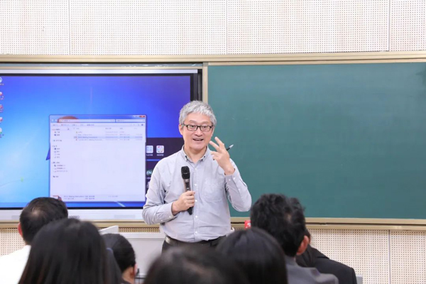 陳新忠點(diǎn)評(píng)。重慶市第一實(shí)驗(yàn)中學(xué)供圖